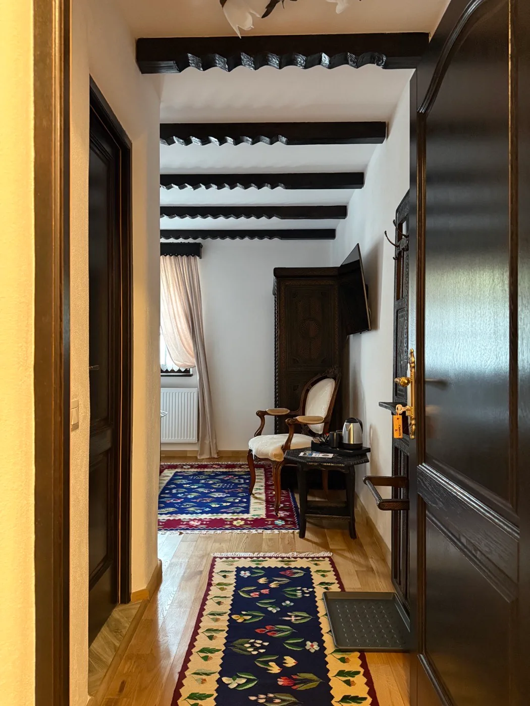 Camera Codrului — interiorul camerei