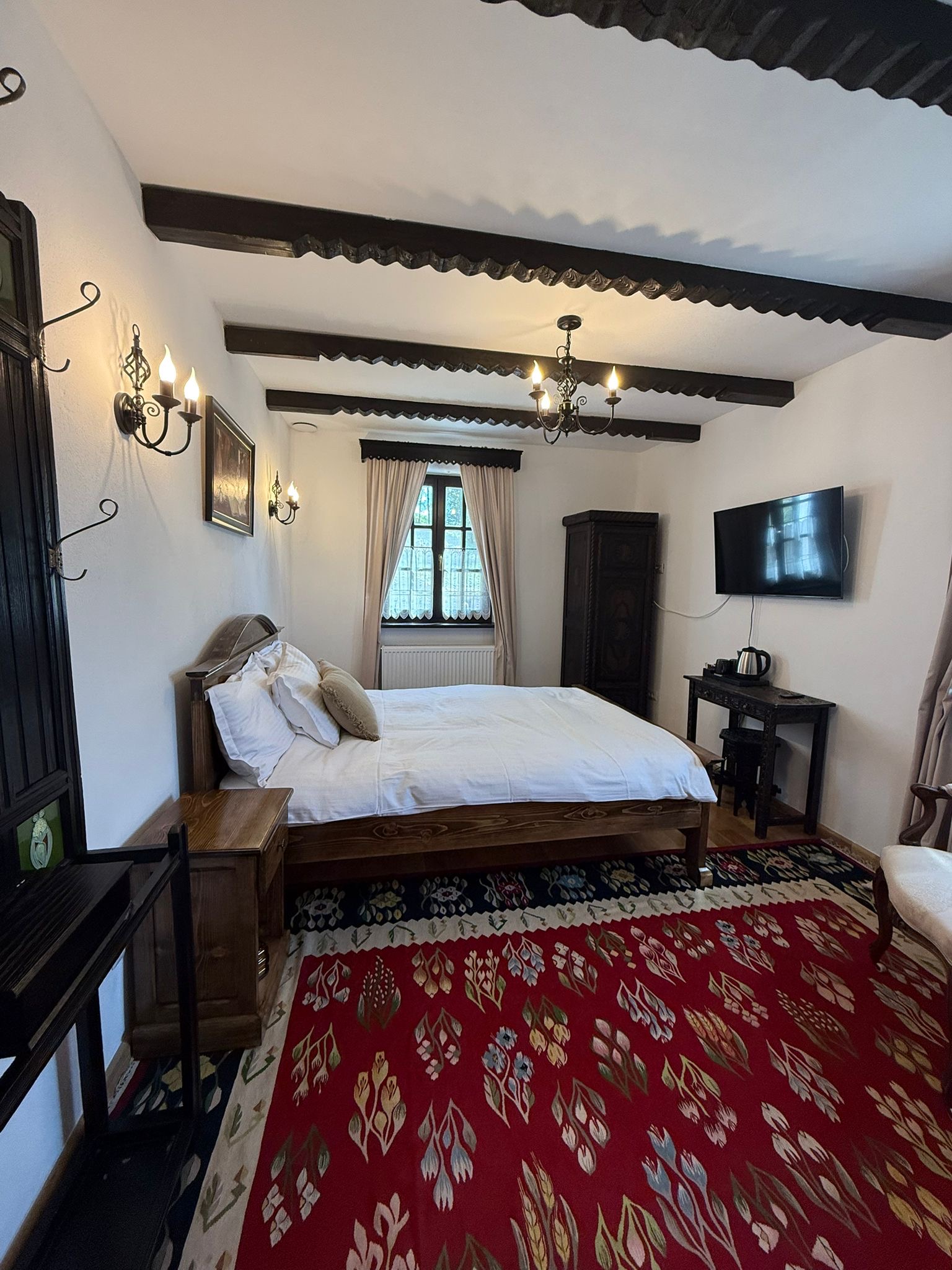 Camera 2 – pat matrimonial și canapea