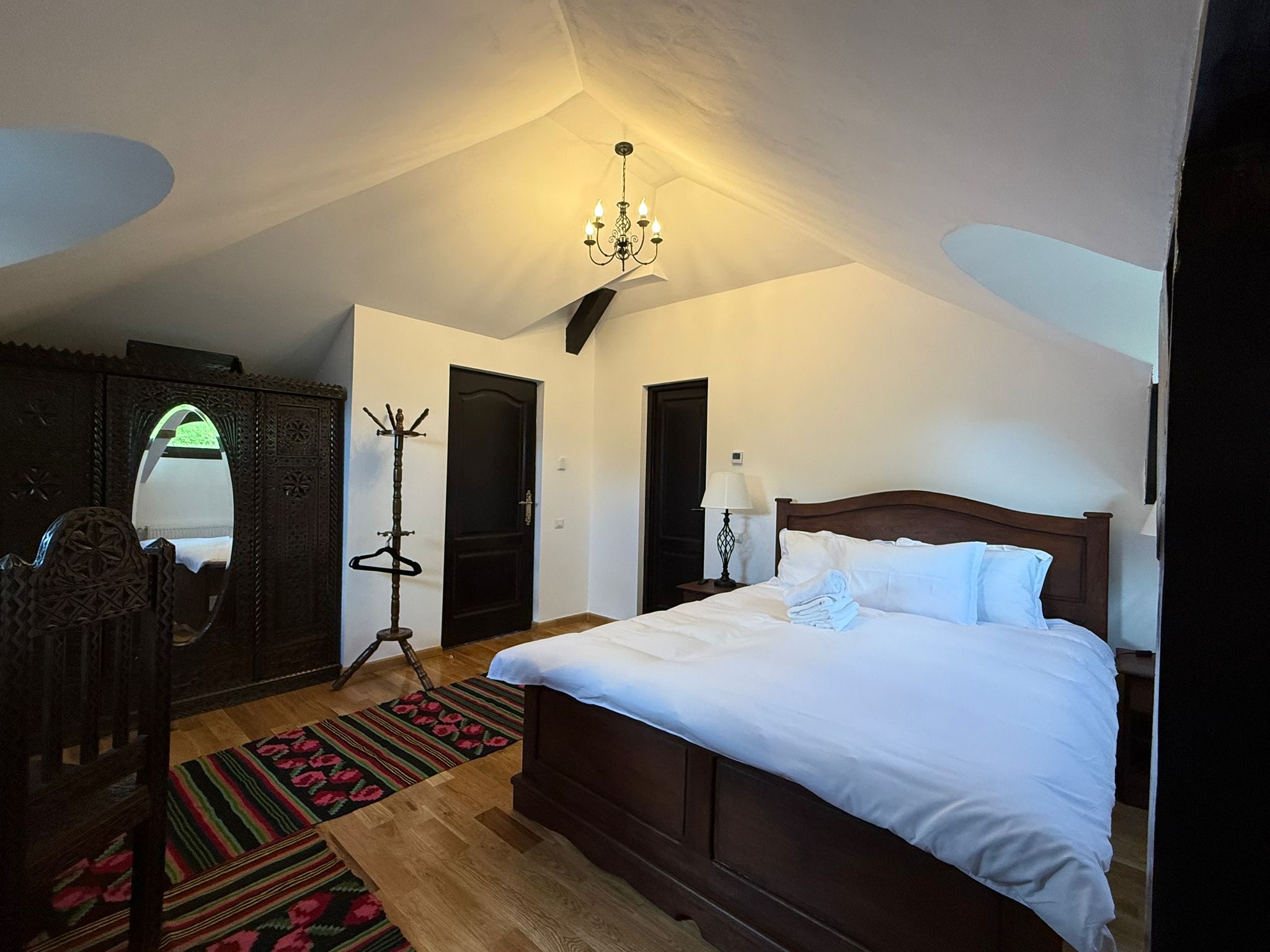 Camera 4 – suită cu zonă de relaxare