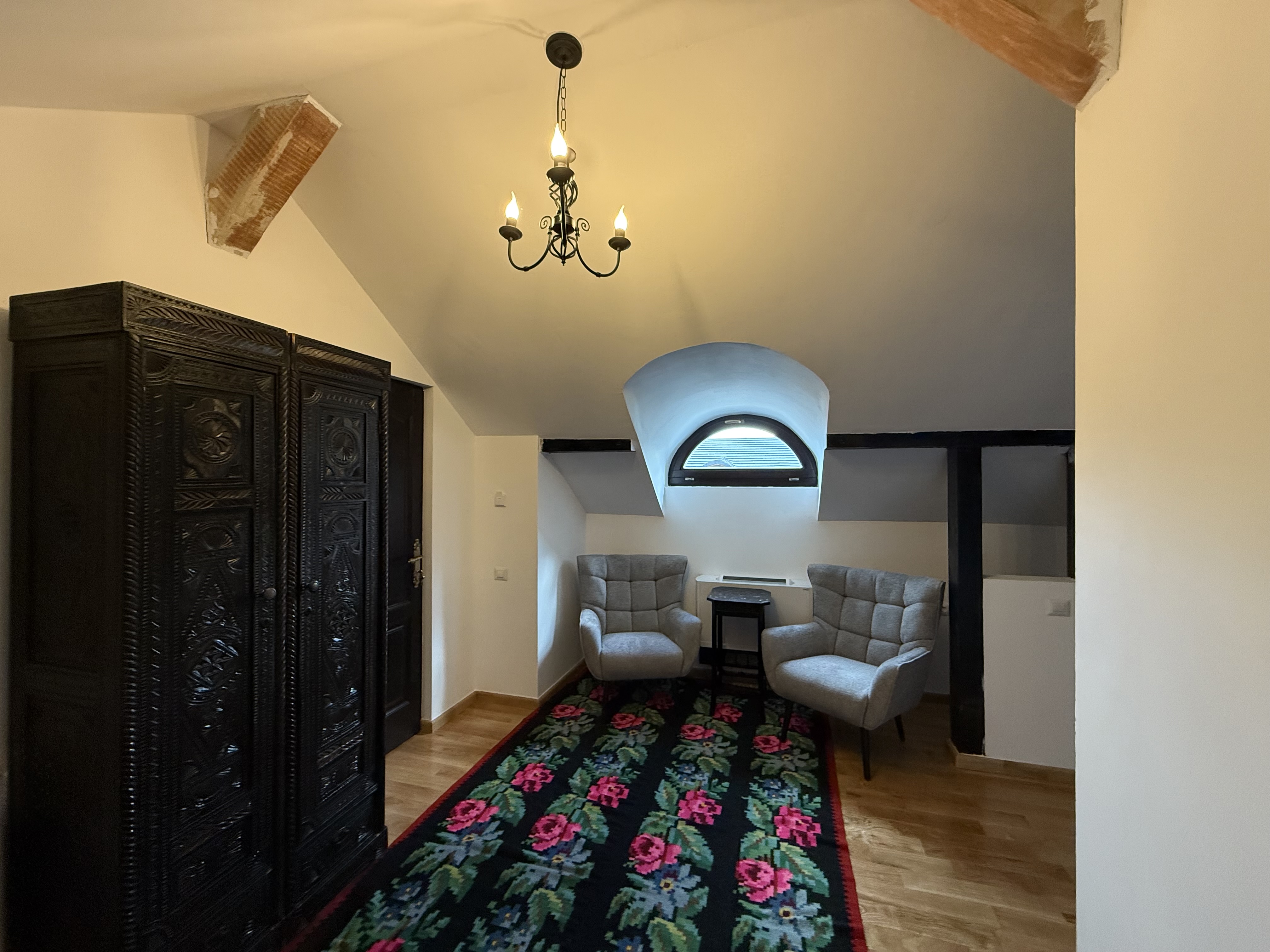 Camera 5 – detaliu pat