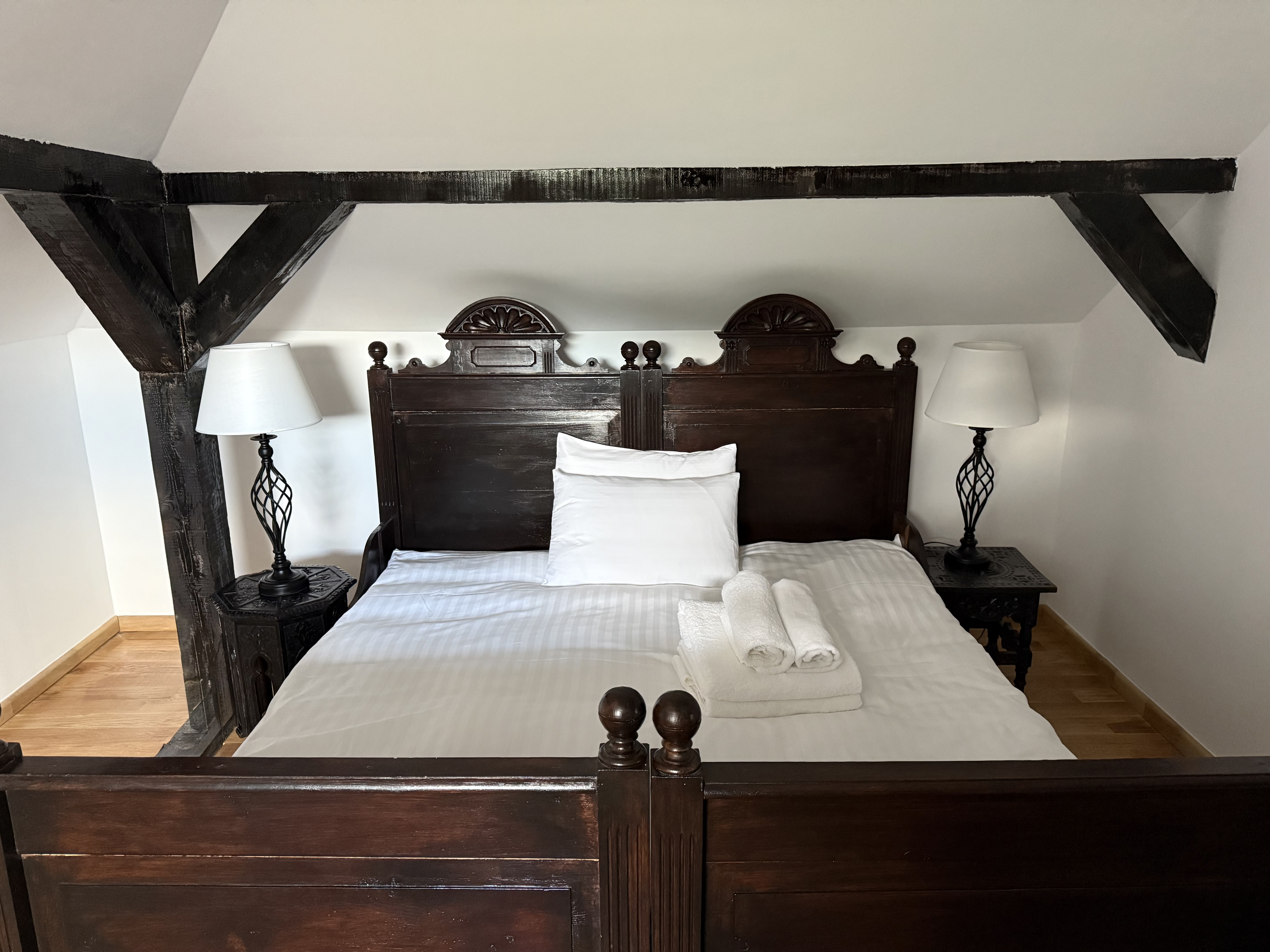 Camera 5 – fereastră și vedere