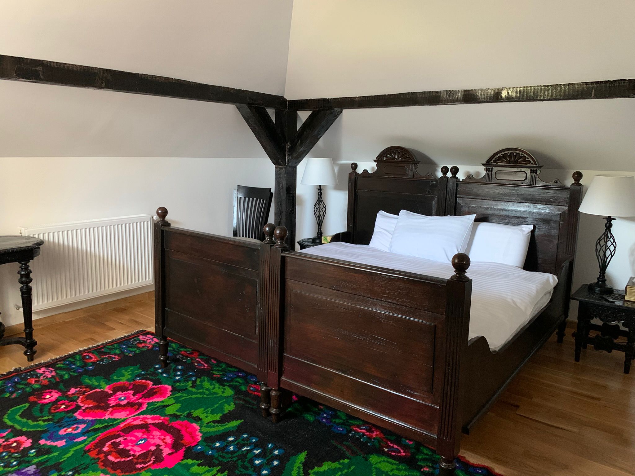 Camera 5 – vedere spre curte